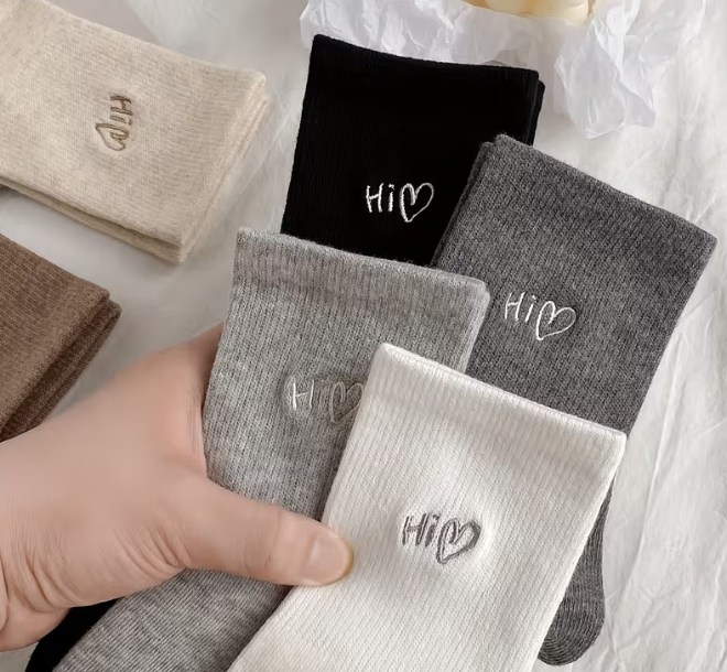 Medvilninės moteriškos kojinės (1 pora), širdelės motyvas